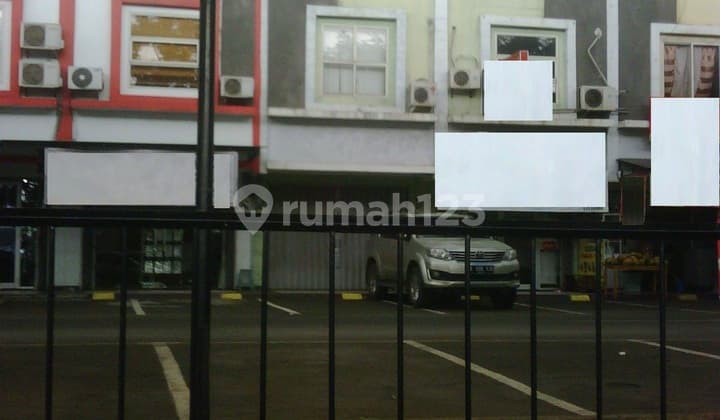 Di tengah-tengah Alam Sutera, sangat ramai, dikelilingi pusat perbelanjaan dan Bank