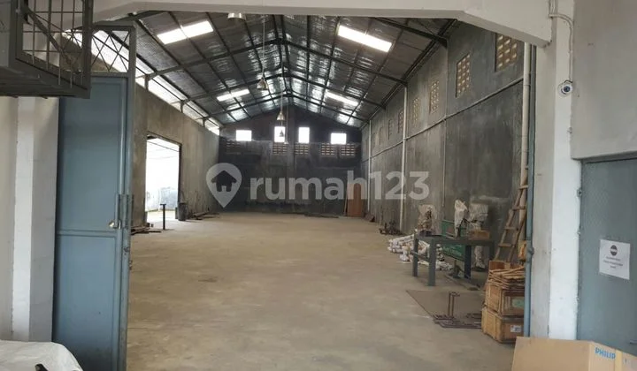 Sturdy, flood-free, strategically located near Alam Sutra toll gate. Sturdy, flood-free, strategically located near Alam Sutra toll gate.