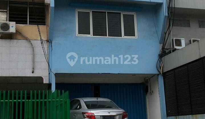 Ruko di Pluit Jalanan Ramai sekali dan Strategis dan dekat dengan jalan Tol