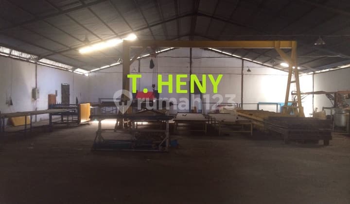 Warehouse with office ready to occupy.