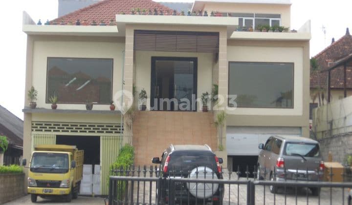 Gedung di Jalan By Pas Ngurah Rai Bali