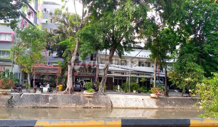 Building di Jl. Antara, Pasar Baru, Sawah Besar, Jakarta Pusat.