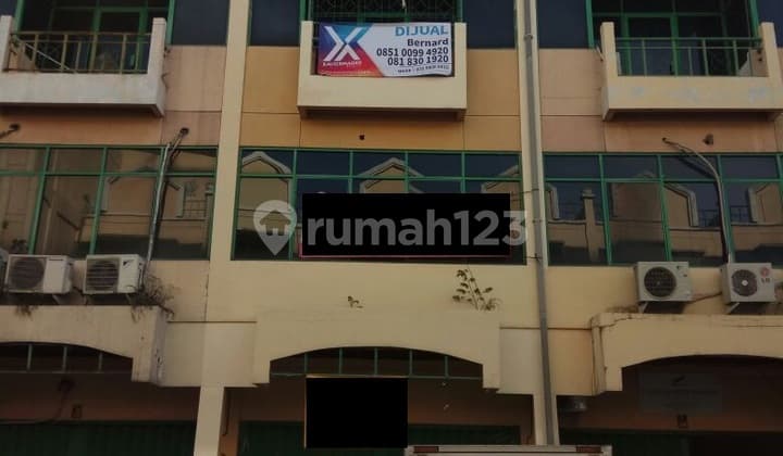 3-story shop house in Pengampon area.