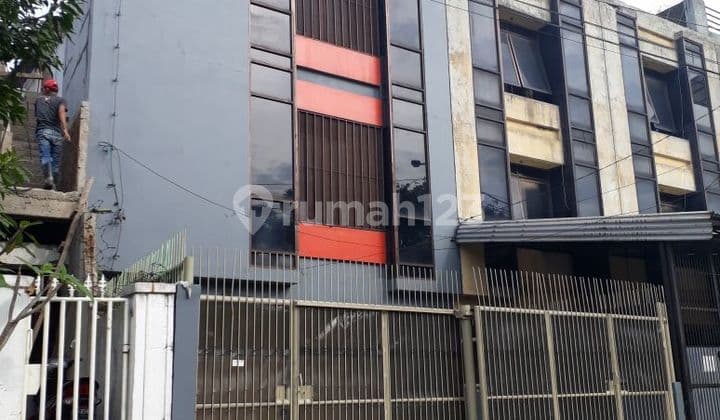 3.5 Storey Well-Maintained (Fully Renovated) in Soekarno Hatta Wing, Pasirluyu