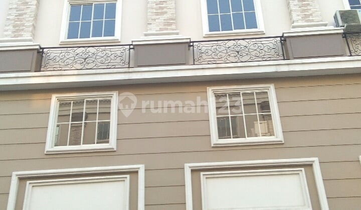 Ruko Crown facing inside Green Lake City