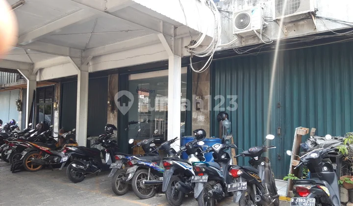 Ruko Gandeng 3 di Jakarta Pusat Ruko Gandeng 3 di Jakarta Pusat