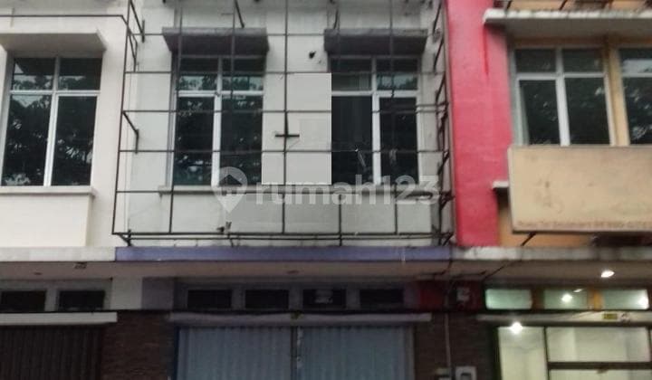 Ruko menghadap Jalan utama