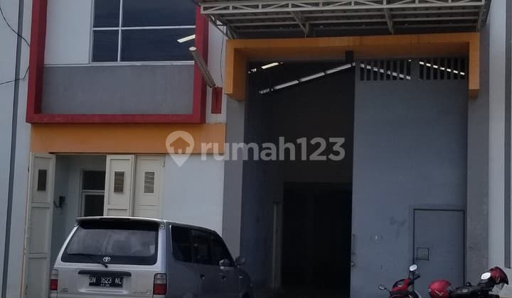 Tritan Point Banyu Urip. Pusat kota, dekat exit tol