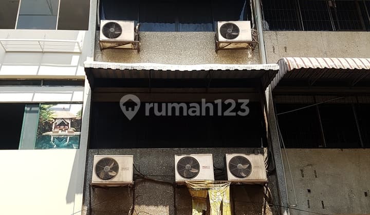 Ruko Komersial Di Jl. Ketapang / Zainul Arifin