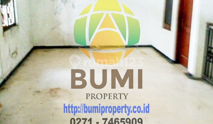 Ready-to-use shophouse suitable for business and residential living.