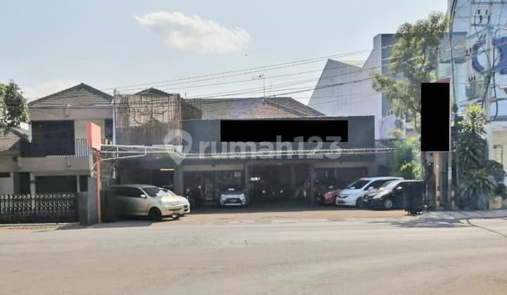 Showroom mobil di lokasi strategis