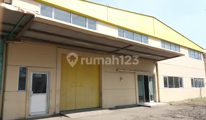 gudang di jln rancaekek, daerah industri bandung timur.