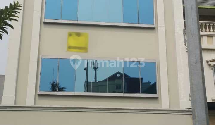 Ruko Hadap Utara, Siap Pakai, Gandeng 2 Unit di Taman Surya 5