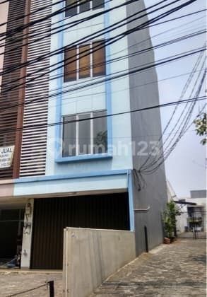 Ruko dijual di Tebet. Lokasi Hanya Beberapa Meter ke Jl. Soepomo Raya.