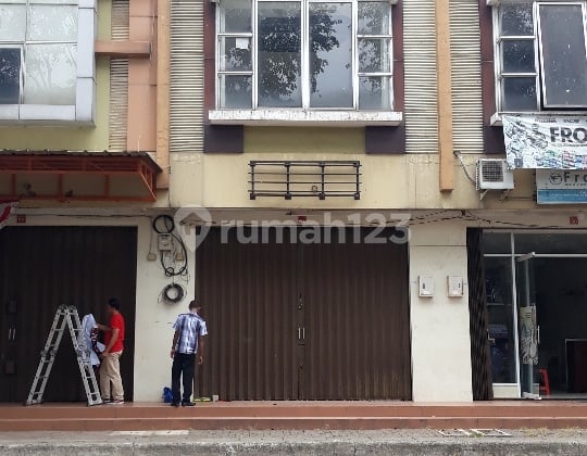 Strategic shop house, bustlingly visited in Grand Wisata.