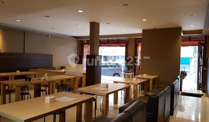 Ciateul main road, very strategic for business.