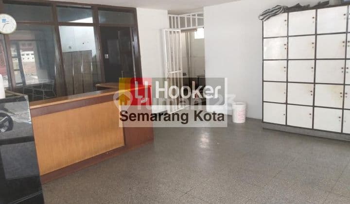 Commercial building in the Plombokan area.