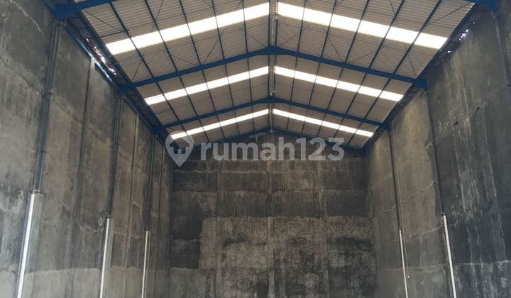 Warehouse in Kedinding, Surabaya, Land Area 1090 m2 (28x39), Building Area 840 m2