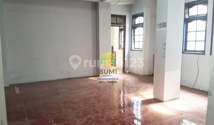 Ruko Siap Pakai Cocok Untuk Perbankan, Apotik Atau Kantor di Laweyan