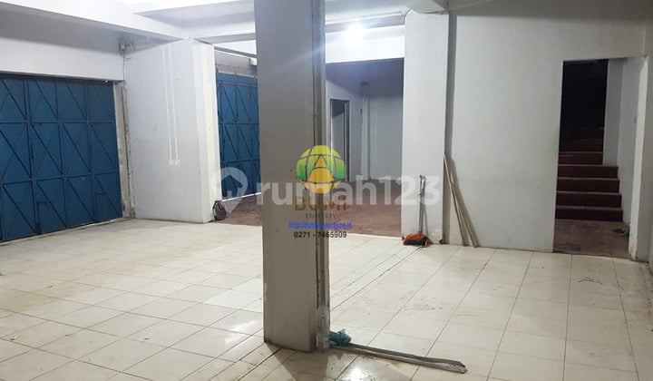 Ready-to-use shophouse suitable for banking, pharmacy, office. Location: Laweyan.