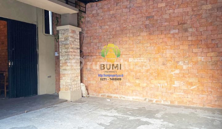 Shop house in the city center suitable for offices or business.