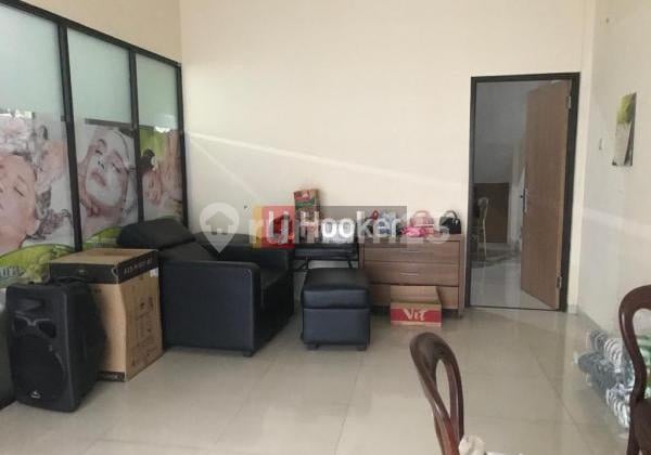 2.5-Storey Shop House in the Prambanan Area 2.5-Storey Shop House in the Prambanan Area