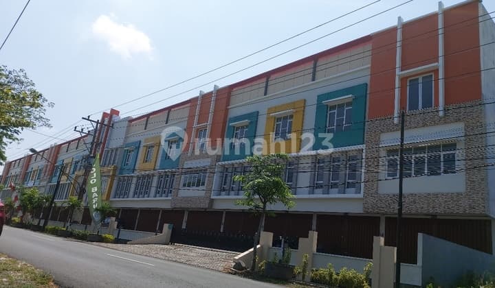 Ruko baru 3 lantai sangat strategis di solo baru