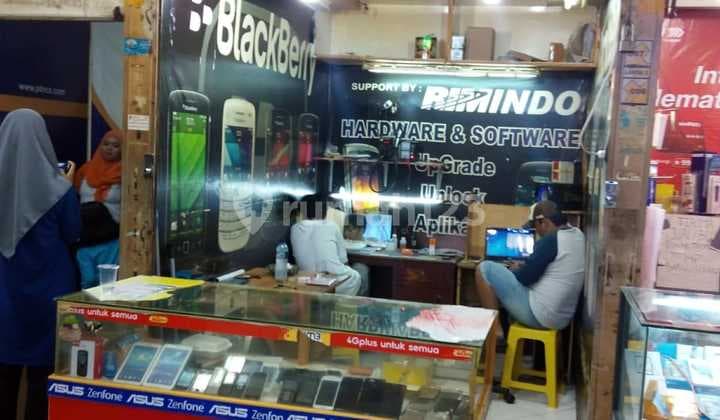 Kios Strategis Dekat Eskalator