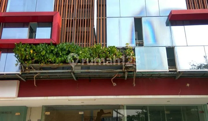 Citra 6 Shophouse, 214 M2, 2 Bathrooms, 3 floors, suitable for business. Citra 6 Shophouse, 214 M2, 2 Bathrooms, 3 floors, suitable for business.