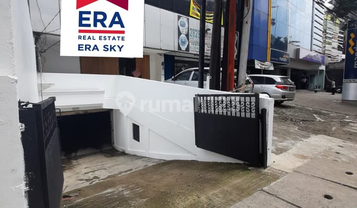 3-story shophouse in a strategic location in Kebayoran Baru, South Jakarta