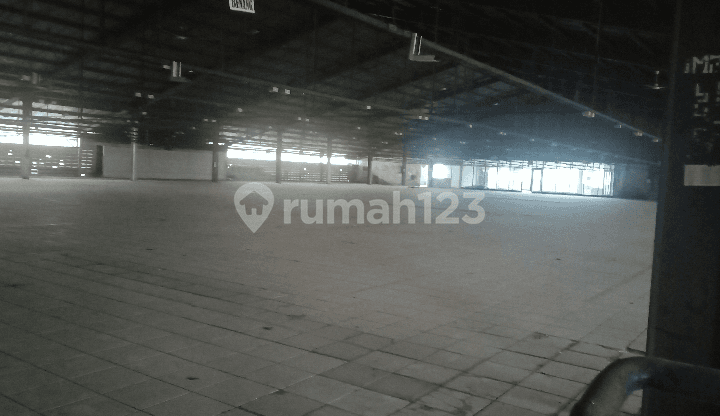 Gudang siap pakai di pinggir jalan utama