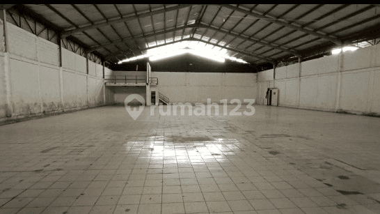 Gudang siap pakai di pinggir jalan utama