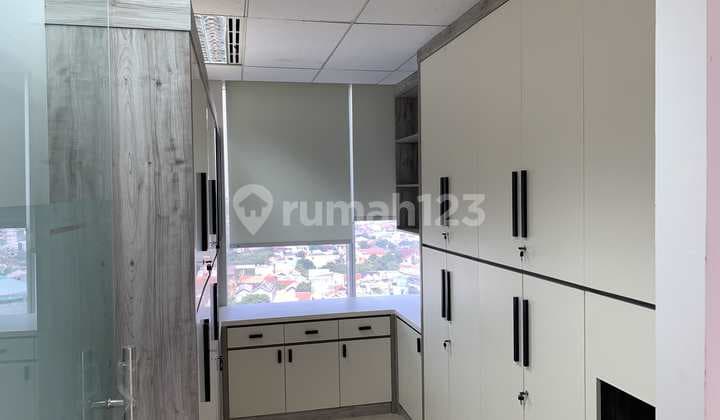 Office Space di AKR Tower Gallery West