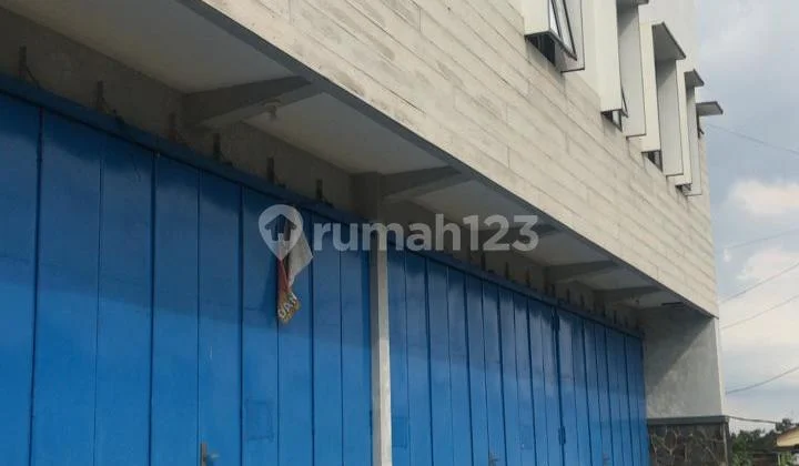Shophouse with warehouse and extensive land.