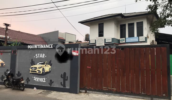 bangunan dipinggir jalan, sangat cocok untuk bengkel, kafe dan kantor. Lokasi Di Jl. Hidup Baru.