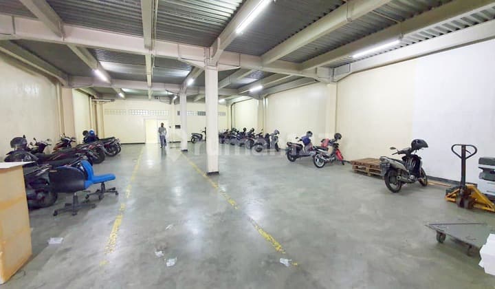 Gudang/Kantor di Jl. Biliton, Lokasi Strategis, Nol Jalan Raya, cocok untuk kantor, resto, bank, klinik, dsb - TAN -