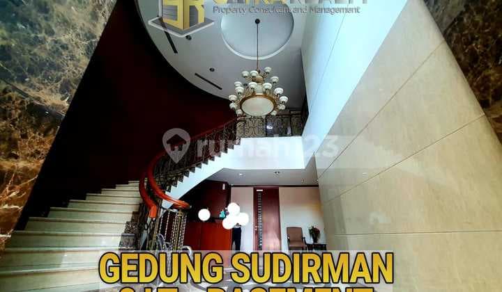 GEDUNG SUDIRMAN SIAP PAKAI BENTUK KOTAK ADA BASEMENT 2 LIFT