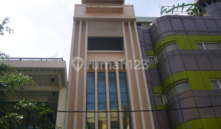 Gedung Kecil Dekat Blok M, 5 lantai, Strategis, Siap Pakai