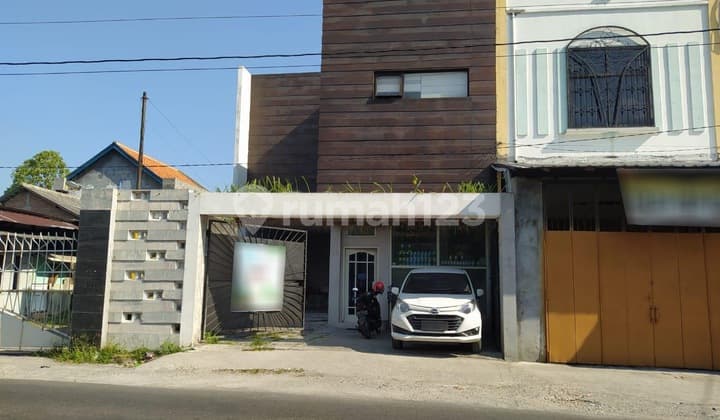 Strategic 2-story shophouse in Serengan, Solo.