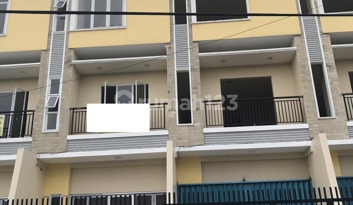 Ruko di Jalan Utama Cengkareng Lokasi Strategis, Siap Pakai