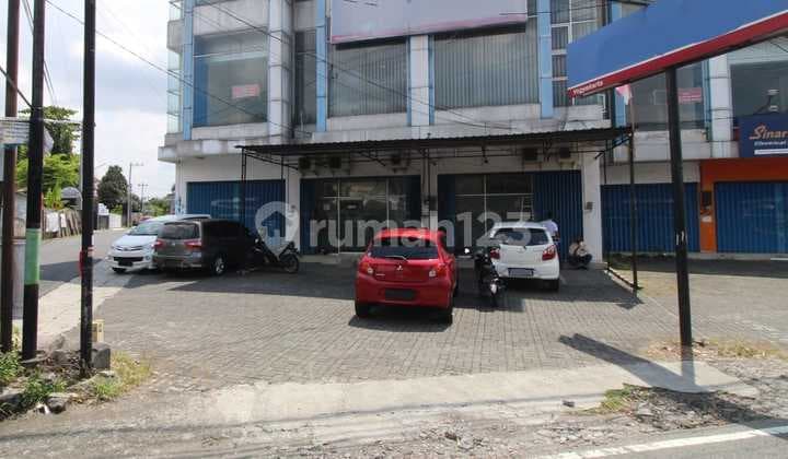 Ruko 3 Lantai di Ring Road Utara Dekat Pakuwon Mall.