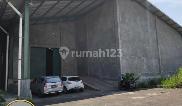 Gudang yang strategis karna terletak di kawasan industri