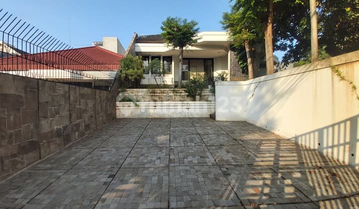 Flood-free downtown Semarang office house.