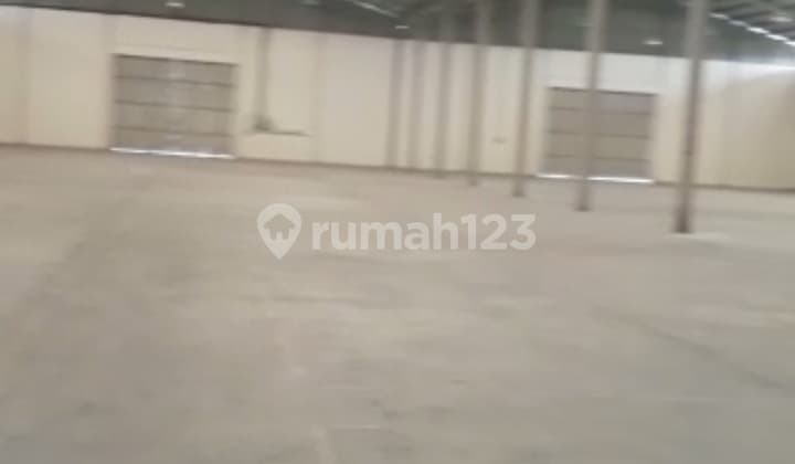 Gudang di kompleks pergudangan