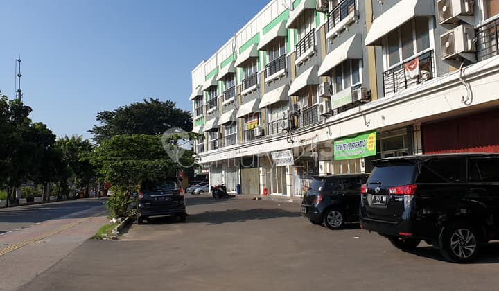 Quick Sale Need Cash Strategic Shop House for Sale in South Jakarta, Pasar Minggu complex, shop house directly facing the road.