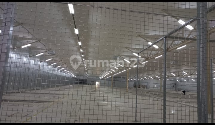 Very strategic warehouse, far from flooding Very strategic warehouse, far from flooding