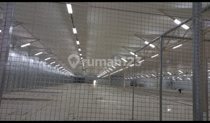 Very strategic warehouse, far from flooding