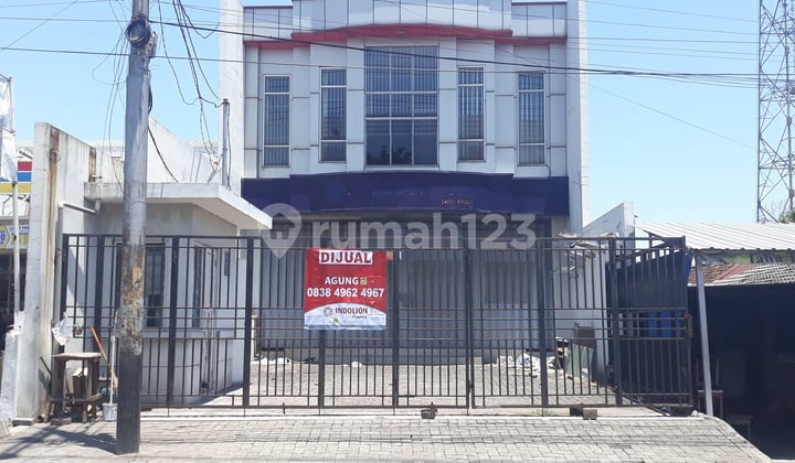 Ambyar Drop 1.5 M - Suitable for Offices, Banks, Dealerships, Doctor's Clinics - Two-Storey Office Building on Jalan Raya Krian, Sidoarjo.