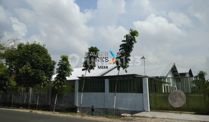 Warehouse and House in Soko Tuban, Zero Main Road