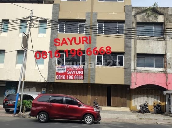 Ruko pinggir jalan raya